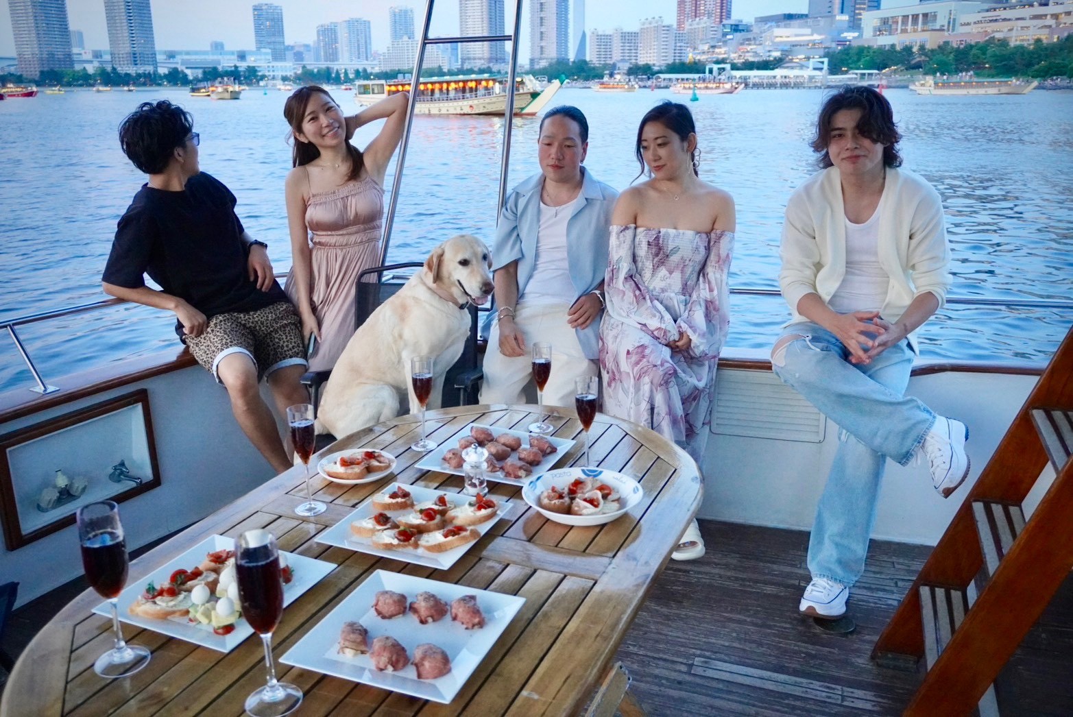夏の夕暮れ、デッキで愛犬と過ごすグループ