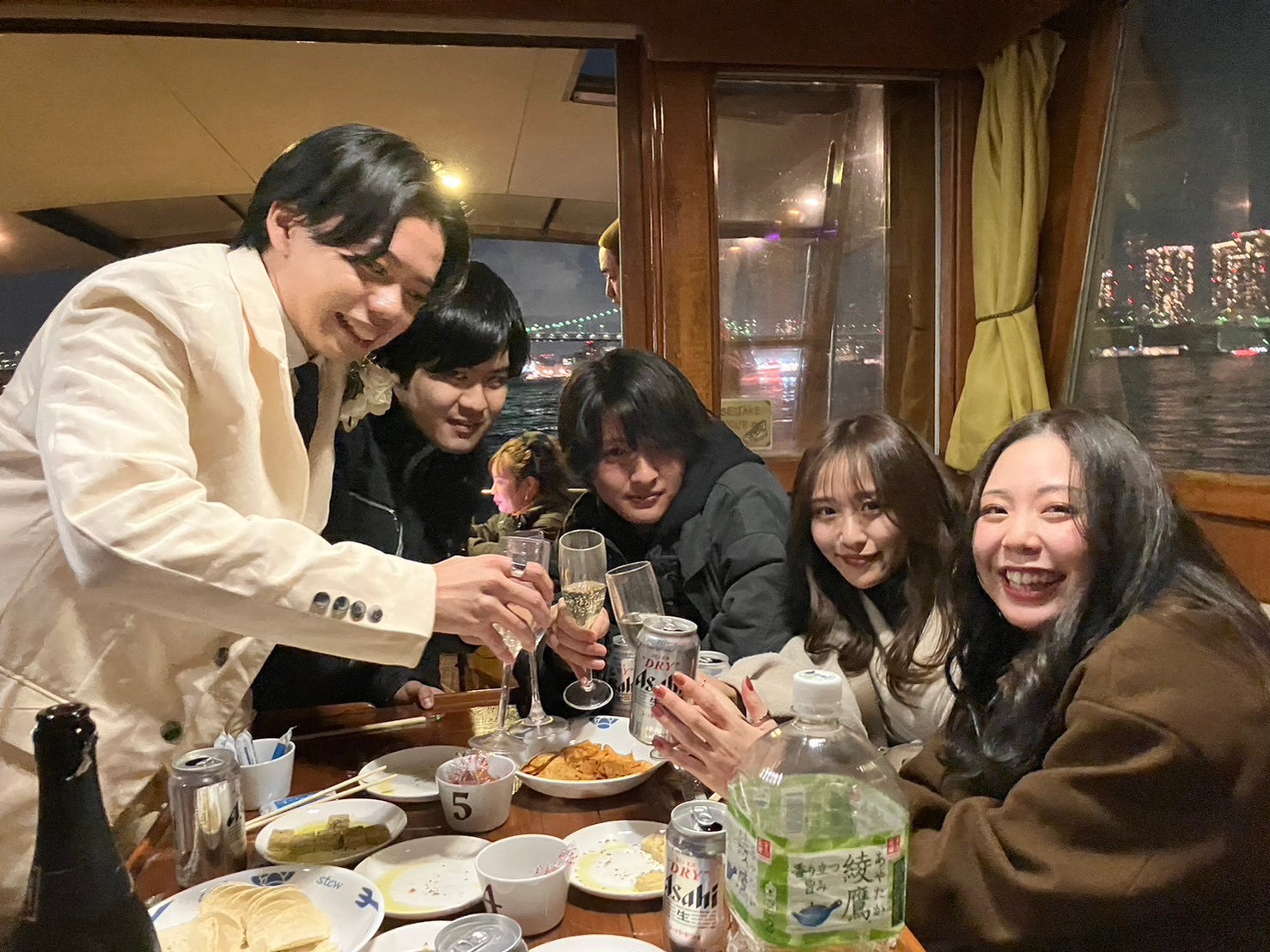 船上で乾杯する仲間たちの貸切パーティー